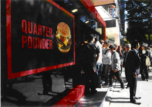 摜Fy“QUARTER POUNDER SHOP”\QXI[v̗lqz